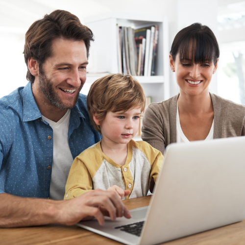 Familie nyder hurtig internetforbindelse med et godt fibernet tilbud.